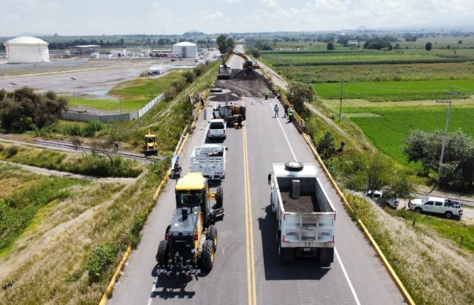 Gobierno Estatal trabaja en la reparación de socavón en carretera al aeropuerto