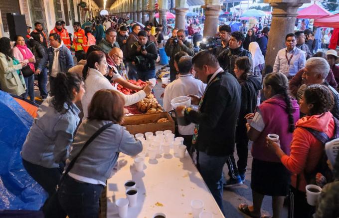 Gobierno Municipal de San Pedro Cholula entregó pan y café a los peregrinos que participan en el Milenario Trueque