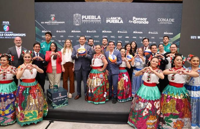El director de la CONADE, Rommel Pacheco, y el gobernador Alejandro Armenta, presentaron el Mundial Sub-21 de Voleibol de Playa Puebla 2025