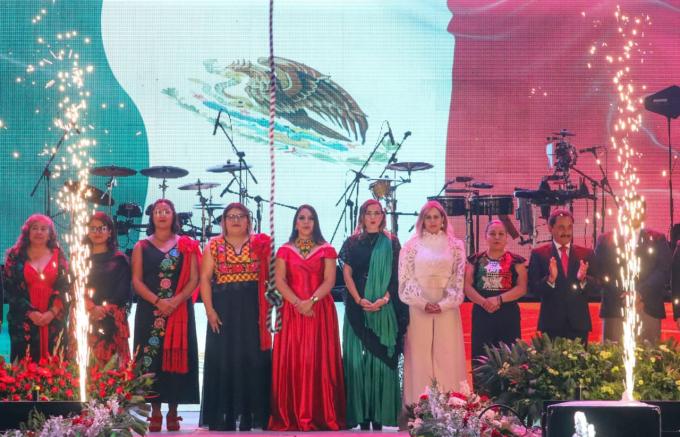 La alcaldesa Tonantzin Fernández encabezó el Grito de Independencia en San Pedro Cholula