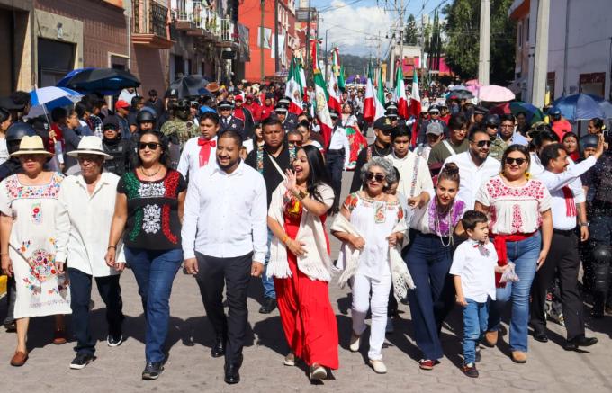 Conmemoraron el 215 Aniversario de la Independencia de México con tradicional desfile en San Pedro Cholula