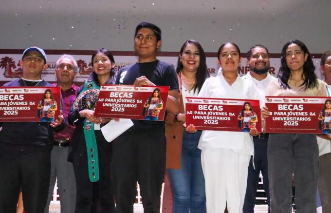 La alcaldesa de San Pedro Cholula, Tonantzin Fernández, entregó becas a jóvenes deportistas y universitarios