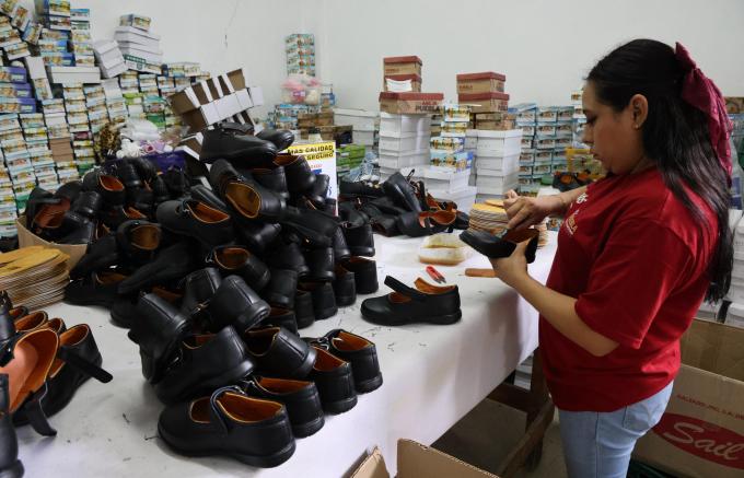 El gobernador  Alejandro Armenta, sostuvo una reunión de trabajo con productores de zapato de Tehuacán