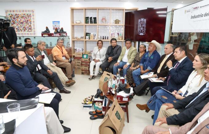 Gobierno Estatal impulsa el reconocimiento del calzado poblano