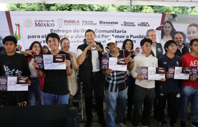 El gobernador Alejandro Armenta, entregó recursos para proyectos del programa de Obra Comunitaria para el Deporte y Juventud, así como Becas de Conectividad
