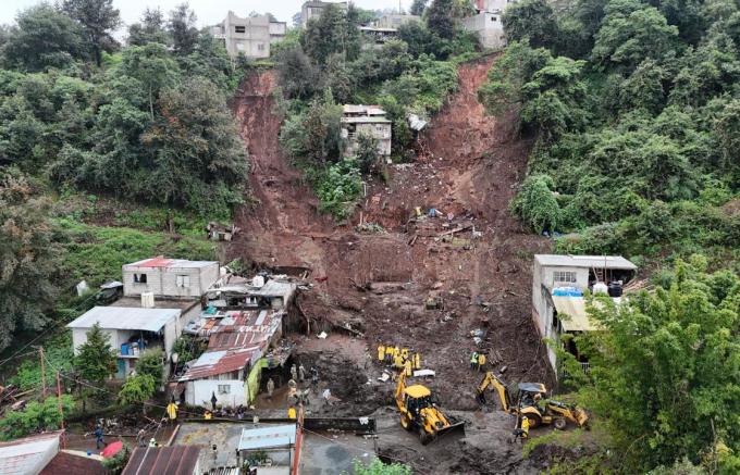Módulos de maquinaria de la Secretaría de Infraestructura rehabilitan carreteras y caminos en la Sierra Norte