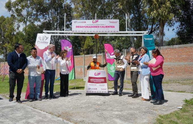 Maria Elise Budib y José Chedraui colocaron la primera piedra de desayunadores escolares transitorios