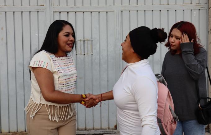 La presidenta municipal, Tonantzin Fernández, supervisó la instalación de calentadores solares recientemente entregados
