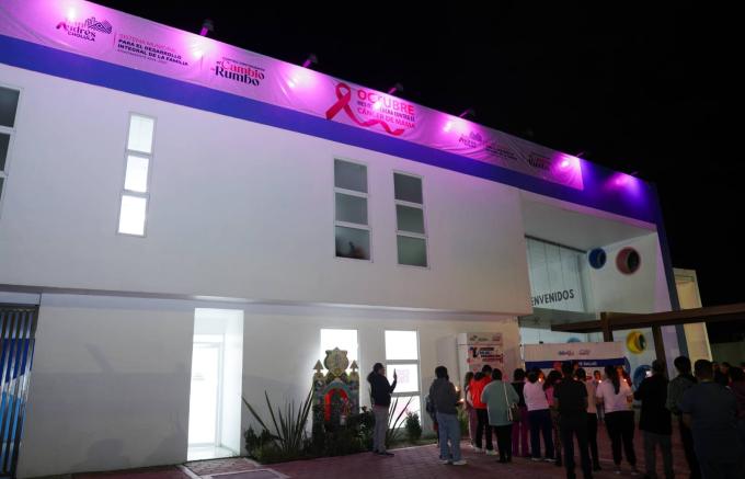 San Andrés Cholula se ilumina de rosa en el Día Internacional de la Lucha contra el Cáncer de Mama