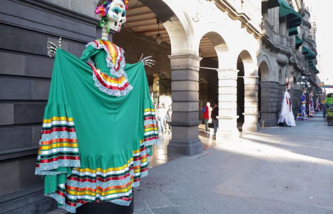 Catrinas y flores engalanan el Centro Histórico de Puebla