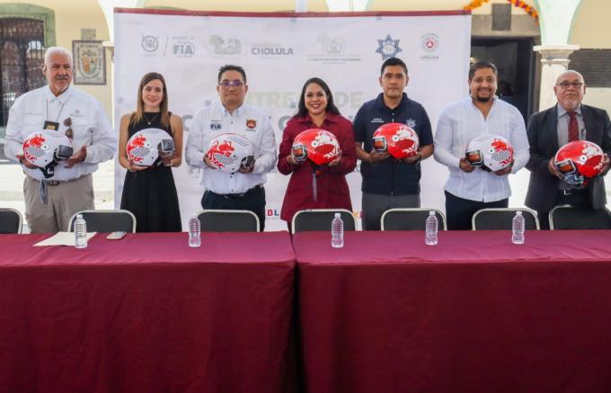 La alcaldesa Tonantzin Fernández entregó cascos gratuitos a motociclistas de San Pedro Cholula