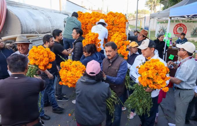 Entregó el Gobierno de Cholula flores en panteones municipales