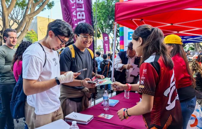 Convivieron pilotos de NASCAR con poblanas y poblanos