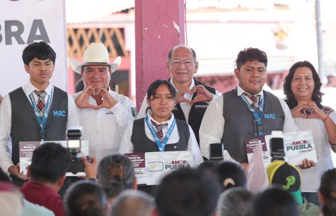 Entregó Gobierno Estatal becas de conectividad a jóvenes estudiantes en La Ceiba