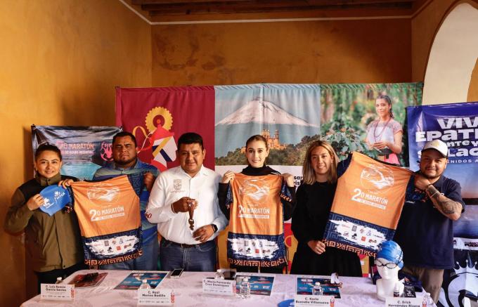 Presentan la playera y medalla oficiales del Segundo Maratón de Aguas Abiertas en la Laguna de San Juan Epatlán