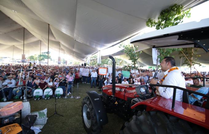 En Tenampulco, el gobernador Alejandro Armenta entregó apoyos para la transformación del campo poblano