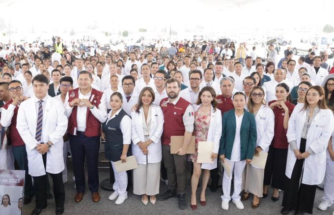 El gobernador Alejandro Armenta encabezó el banderazo de salida de 20 ambulancias de alta capacidad operativa