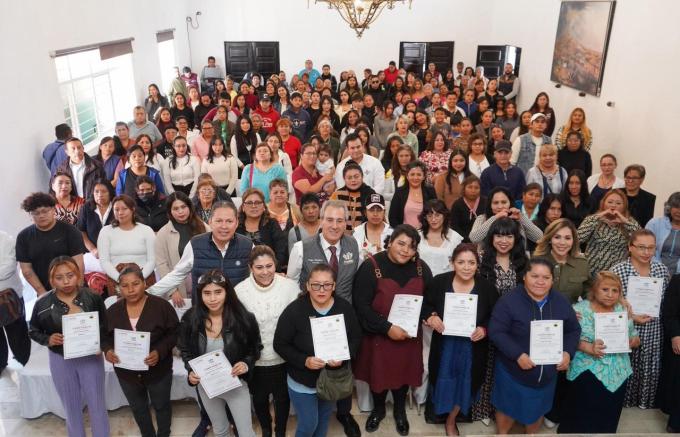 Reconoce el alcalde José Chedraui a 200 mujeres por fortalecer sus habilidades para el emprendimiento