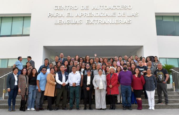Devela Rectora Lilia Cedillo placa conmemorativa del trigésimo aniversario de la Formación General Universitaria Inglés-Francés