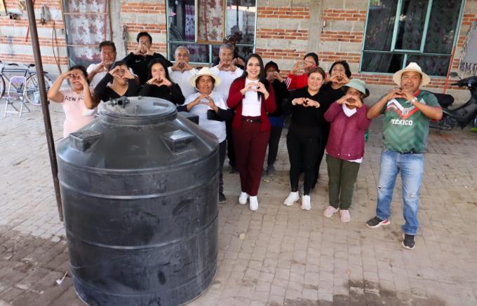 La presidenta municipal Tonantzin Fernández supervisó la entrega de contenedores de agua en San Cristóbal Tepontla