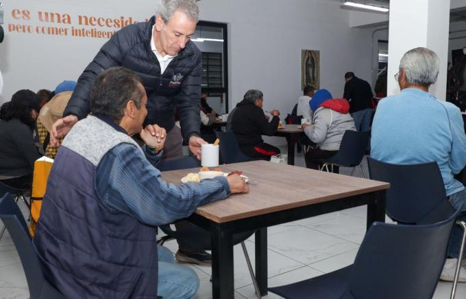 El alcalde José Chedraui y la presidenta del SMDIF, María Elise Budib encabezaron convivencia navideña en el Dormitorio Municipal
