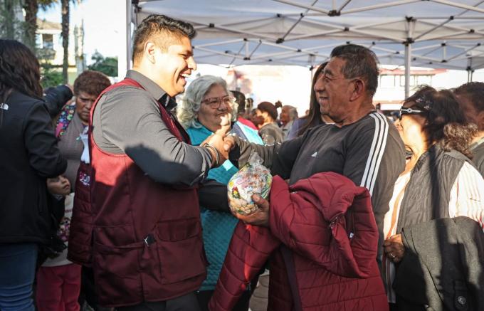 Concluyen Omar Muñoz y Tere Alfaro entrega de chamarras a adultos mayores en Cuautlancingo