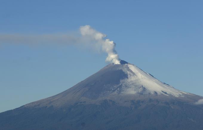 Emisión de fumarola del Popocatépetl podría dispersar ceniza hacia Atlixco, Mixteca, Morelos y Edomex