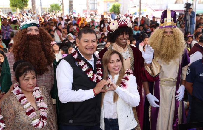 Gobierno de Puebla entregó miles de juguetes en 27 microrregiones