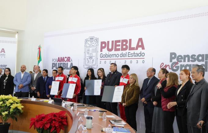 El gobernador Alejandro Armenta entregó reconocimientos a los jóvenes Marco Antonio Figueroa Ruiz y Héctor Capilla Romero, campeones Panamericanos en la disciplina de Kickboxing en Guatemala
