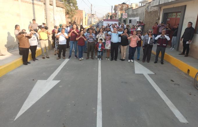 La presidenta municipal de San Pedro Cholula, Tonantzin Fernández, entregó 2 rehabilitaciones de calles en San Matías Cocoyotla