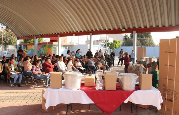 Entregó la presidenta del DIF de San Pedro Cholula, Guadalupe Fernández, equipamiento a escuelas que se suman al programa de Desayunadores Escolares