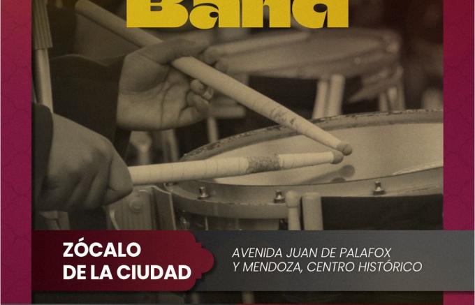 El Zócalo de Puebla vibra con la presentación de Caballeros CEUA Marching Band