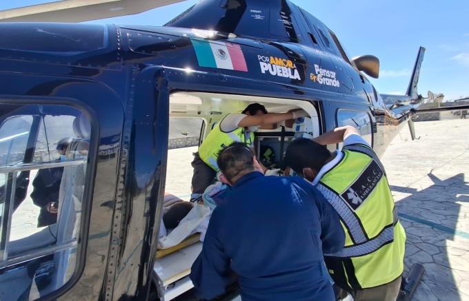 Con acompañamiento médico, menor poblana fue trasladada en ambulancia aérea