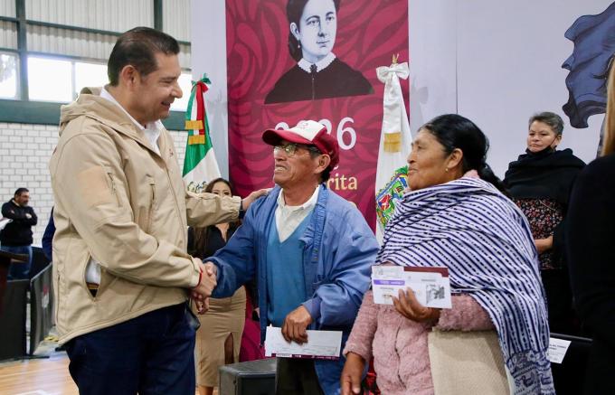 Mujeres y adultos mayores recibieron tarjetas de bienestar