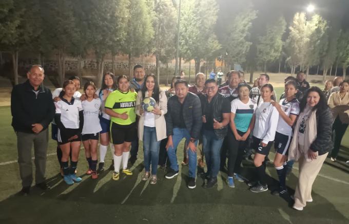 Moderniza Gobierno de Cholula alumbrado público en la Unidad Deportiva de Cuachayotla