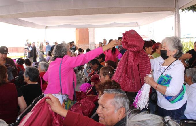 Entregó el DIF Municipal de San Pedro Cholula chamarras y cobijas a personas adultas mayores