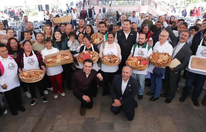 Pan de Zacatlán recibe denominación constitucional y homenaje a panaderas y panaderos