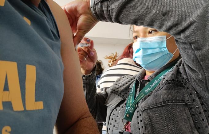 IMSS-Bienestar y Gobierno Estatal realizaron vacunación en mercados y plazas