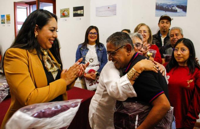 Entregó la alcaldesa Tonantzin Fernández uniformes al personal del DIF Municipal