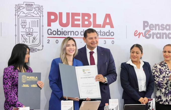 Reconoce el gobernador Alejandro Armenta al equipo Guerreras de Puebla