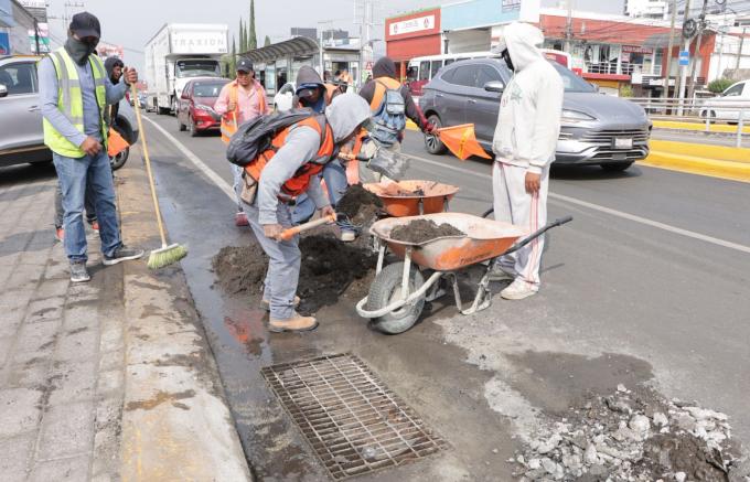 Nivela Secretaría de Infraestructura coladeras y rejillas en Bulevar Atlixco