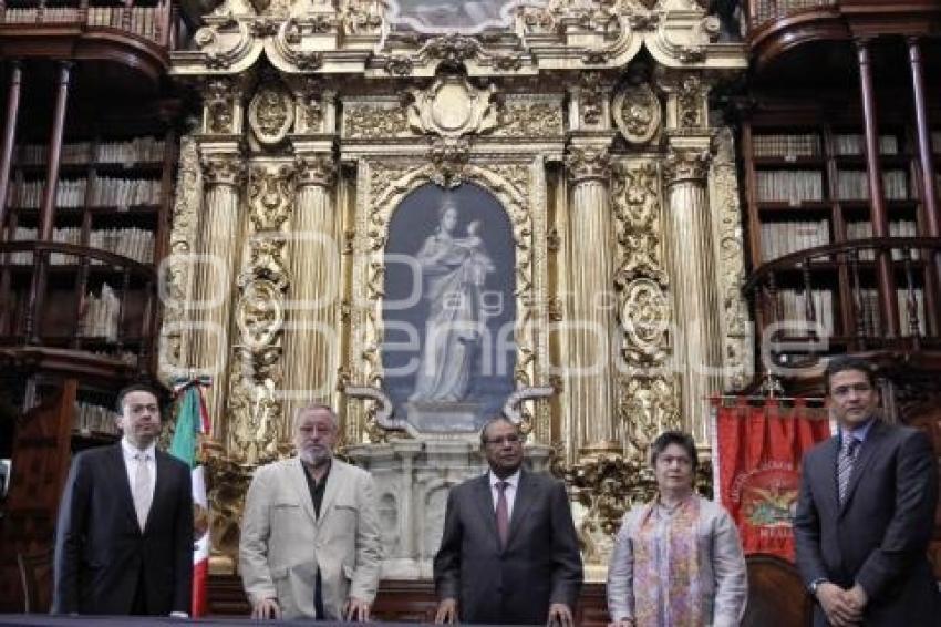 FERNANDO SAVATER RECIBE LLAVES BIBLIOTECA PALAFOXIANA