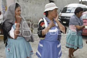 MUJERES . CANOA