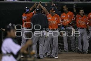 BEISBOL . PERICOS VS LEONES