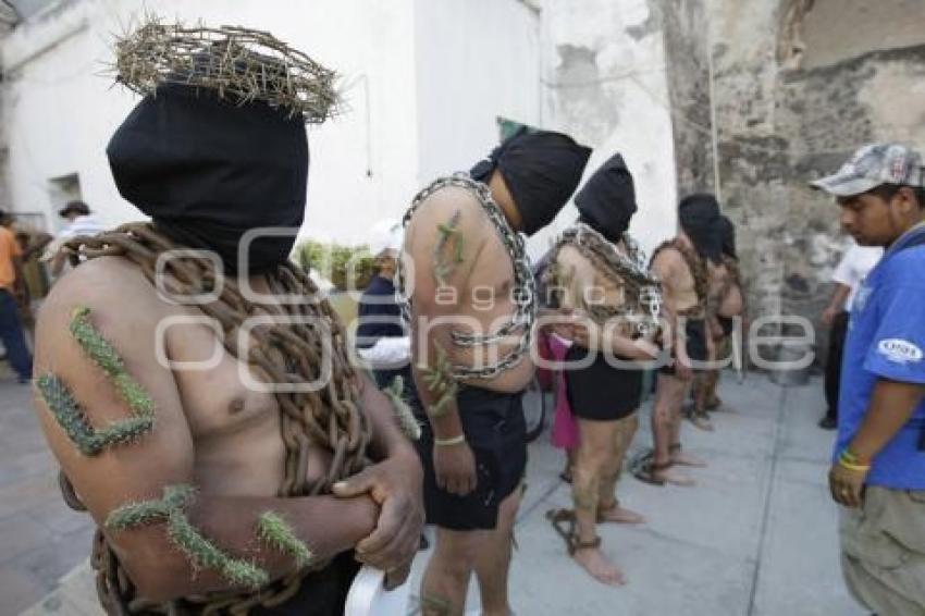 SEMANA SANTA . ENGRILLADOS