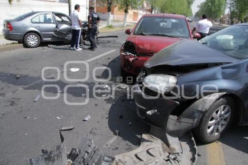 CHOQUE - 3 AUTOS - BLVD SAN FELIPE