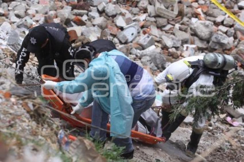 RECUPERAN MUERTO DE UNA BARRANCA