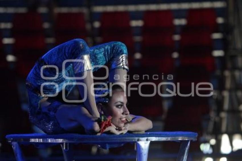 CIRCO ATAYDE. ESPECTÁCULOS. CONTORSIONISTA