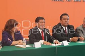 FIRMA CONVENIO 10 MIL BECAS