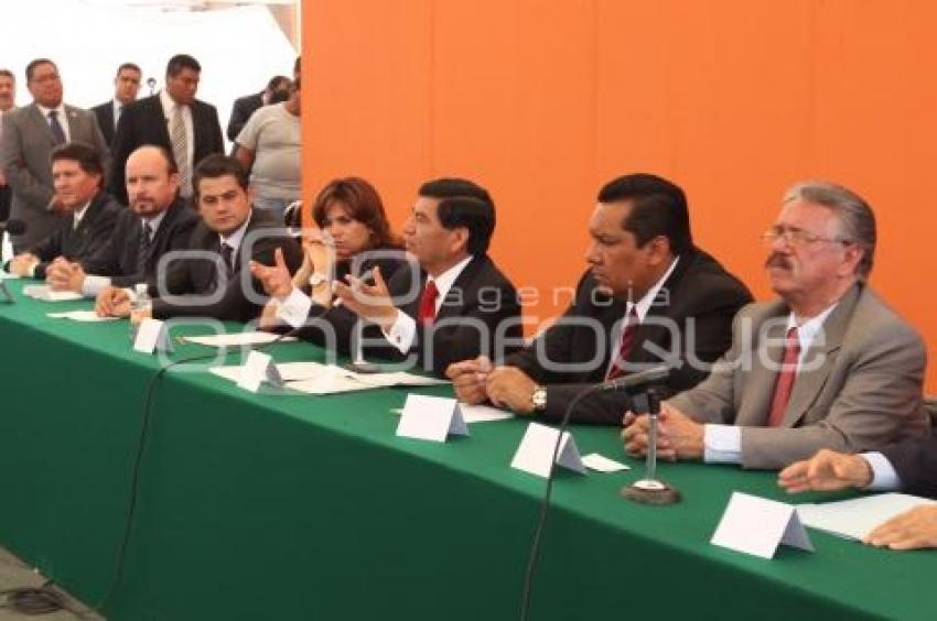 FIRMA CONVENIO 10 MIL BECAS